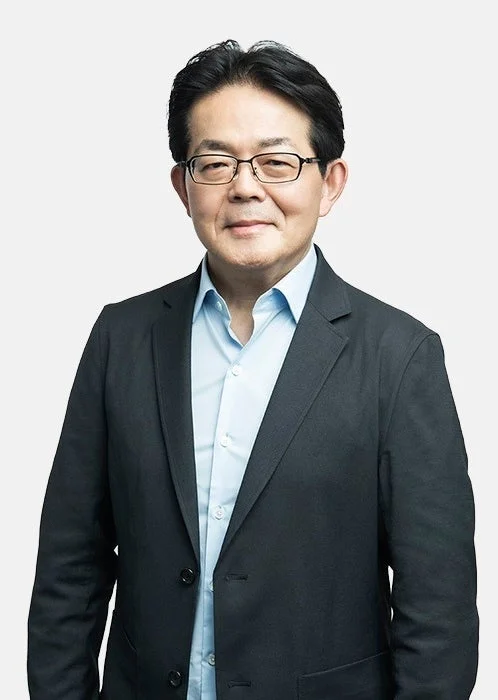 男性、アジア人、ポートレート、スーツ、シャツ、眼鏡、笑顔、ビジネス、白背景