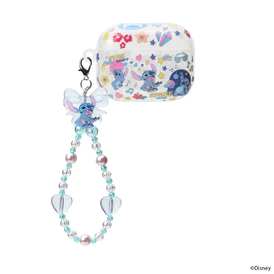 白いAirPodsケースと、スティッチのチャームが付いた水色とピンクのビーズストラップ