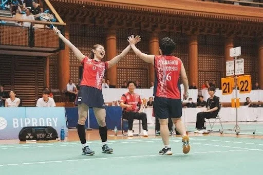 バドミントン選手がハイタッチ