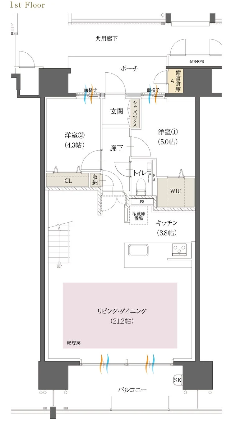 1階の間取り図で、広々とした21.2帖のリビング・ダイニングには床暖房を完備。3.8帖のキッチン、5.0帖と4.3帖の洋室2部屋、トイレ、WIC、収納が配置されています。玄関にはシューズボックス、共用廊下側には備蓄倉庫もあります。バルコニーも付いています。