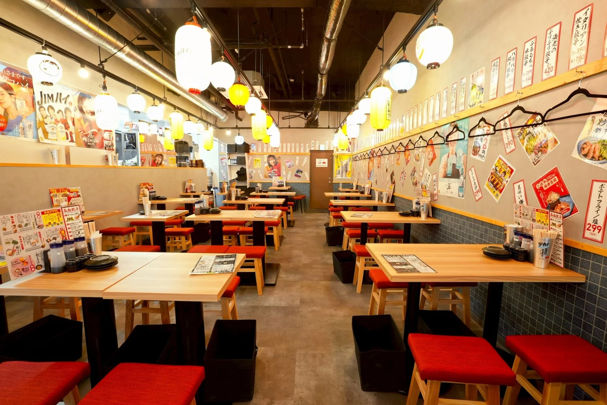 提灯が吊るされた店内