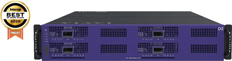 Interop BEST OF SHOW AWARD 2026 FINALISTのメダルが添えられたラックマウント型ネットワーク機器