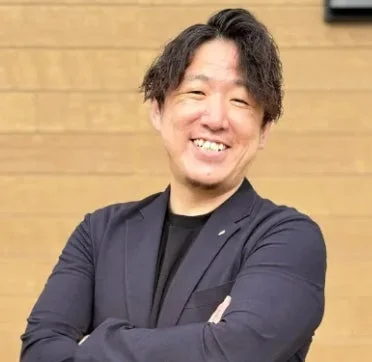 安達知洋氏