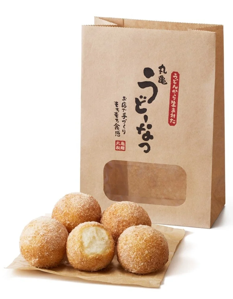 砂糖がまぶされた丸いドーナツ