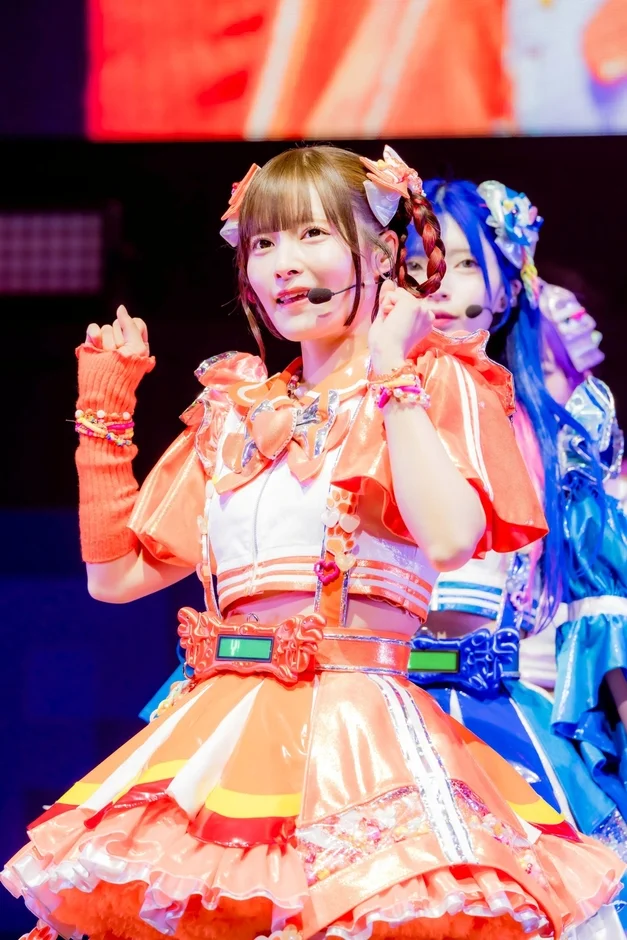 オレンジ衣装のメンバー