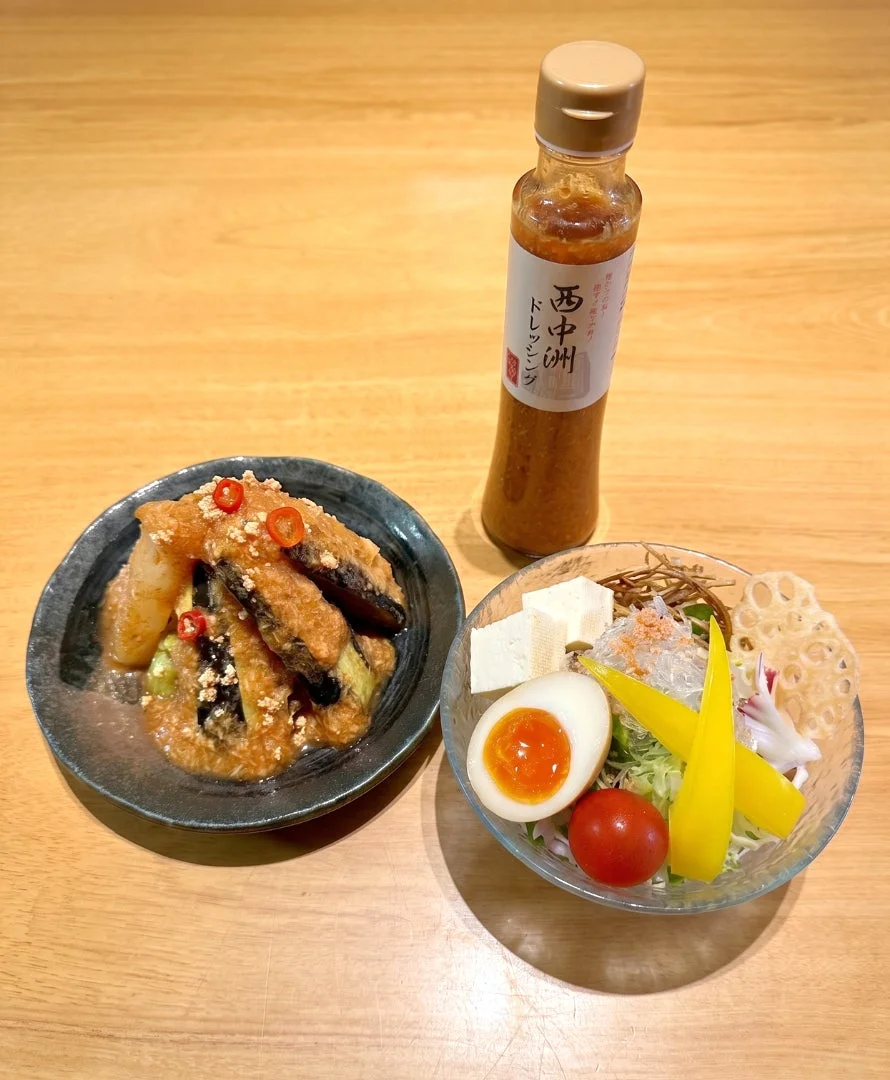 西中洲ドレッシングとサラダ