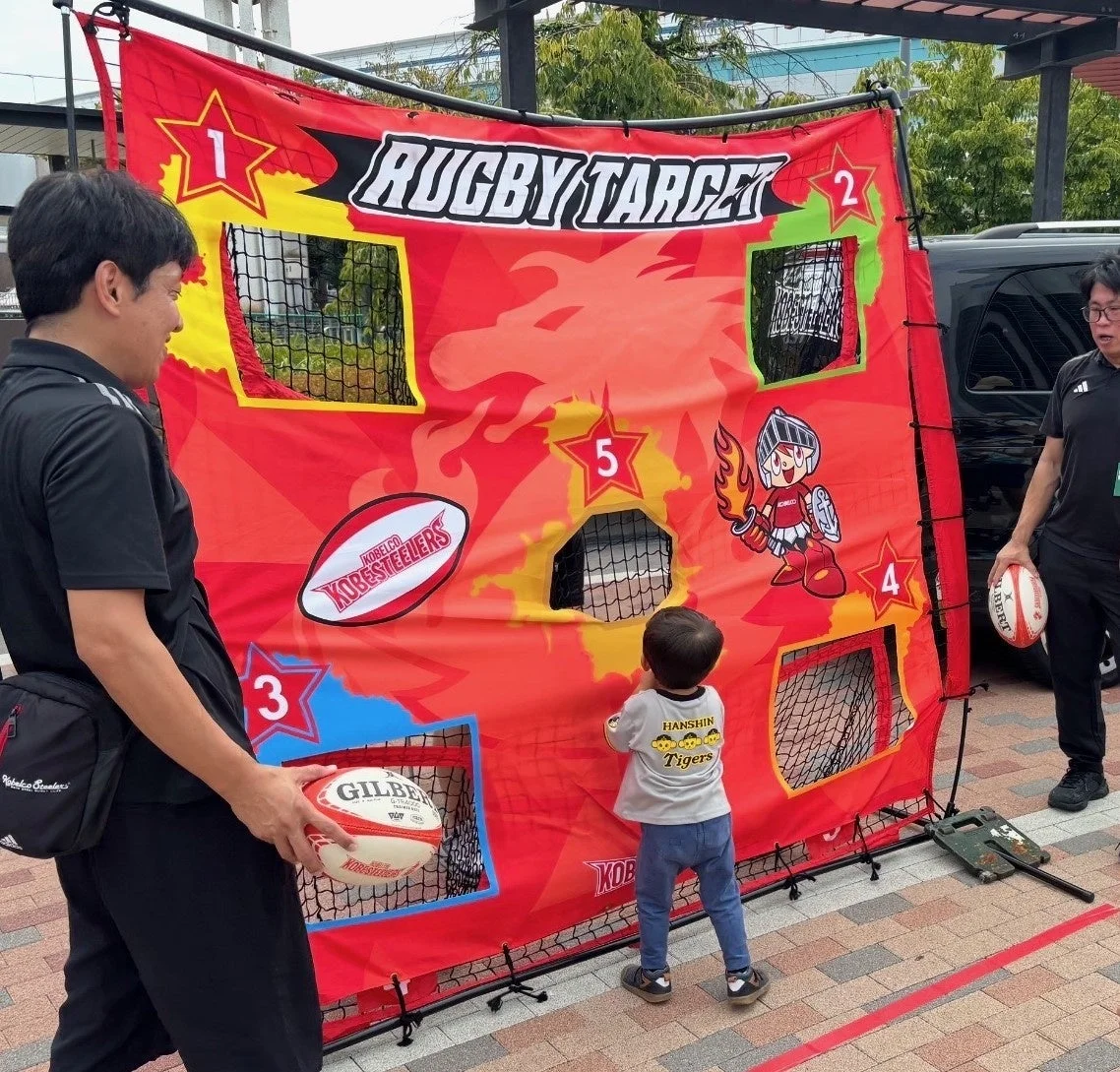 ラグビーボールを投げて的に入れるターゲットゲーム