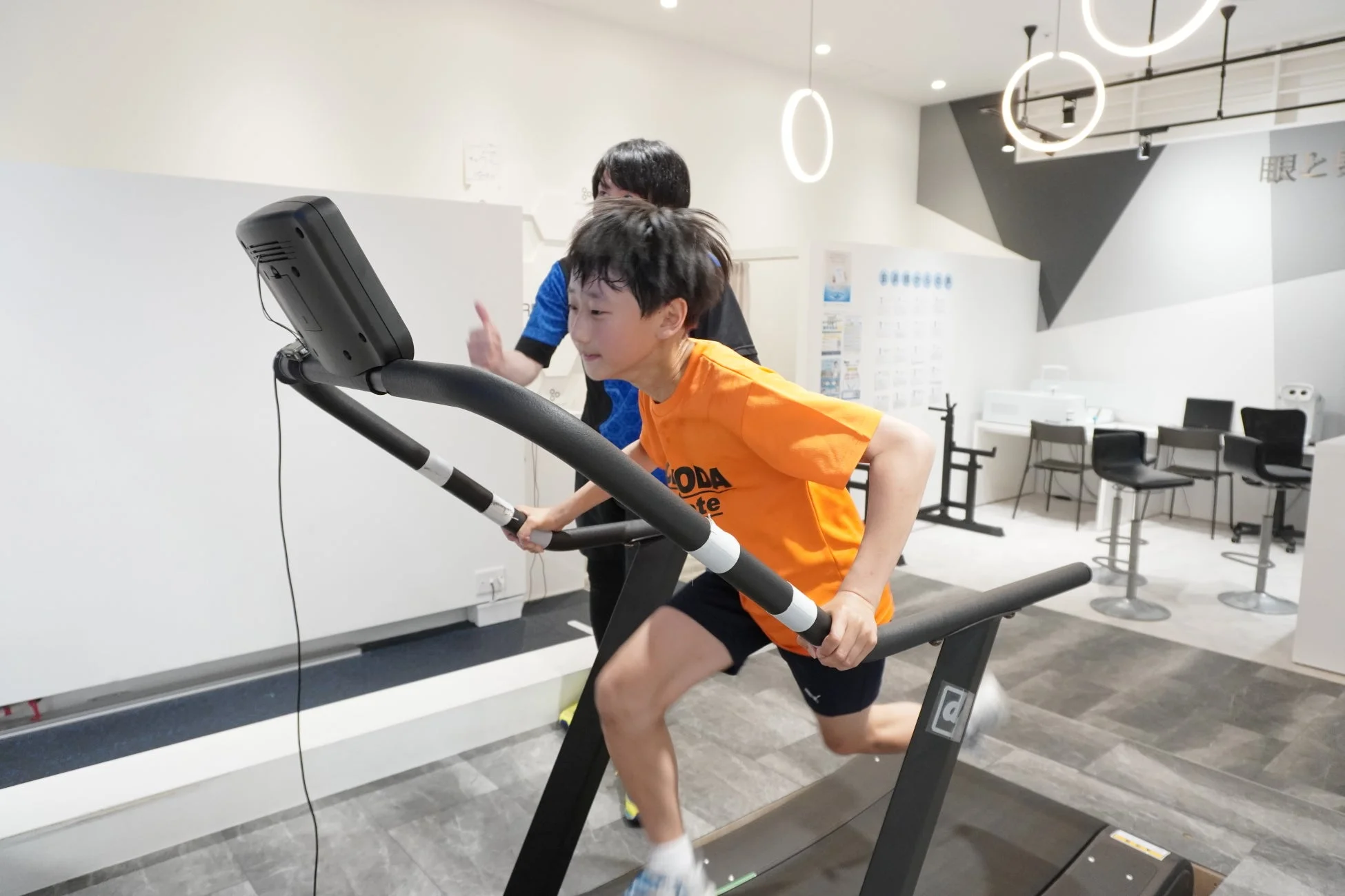 トレッドミルで運動する少年