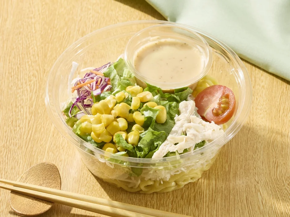 蒸し鶏と彩り野菜のラーメンサラダ