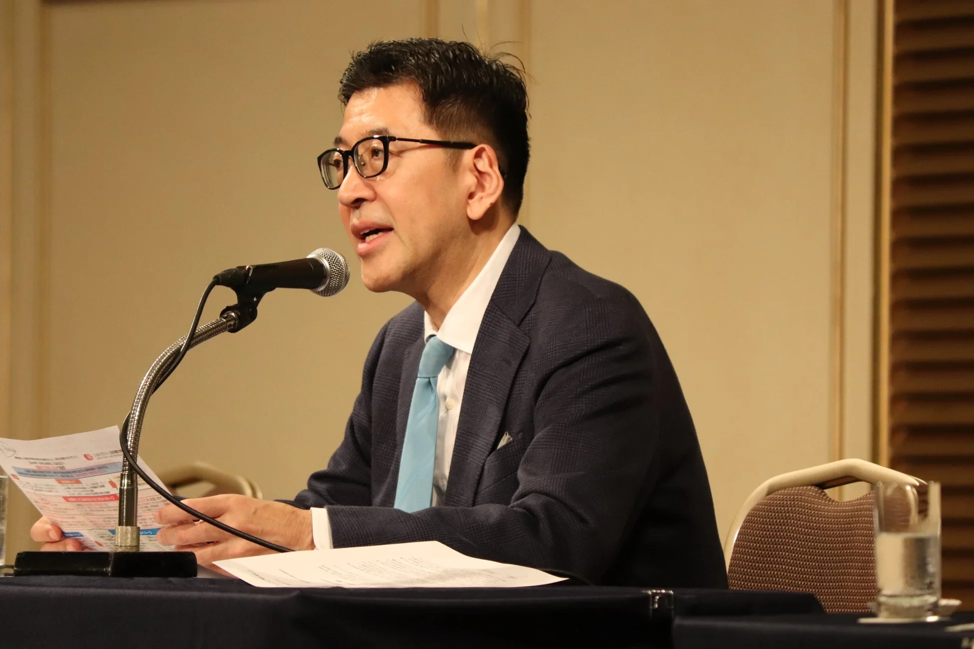 会議でプレゼンテーションを行う男性