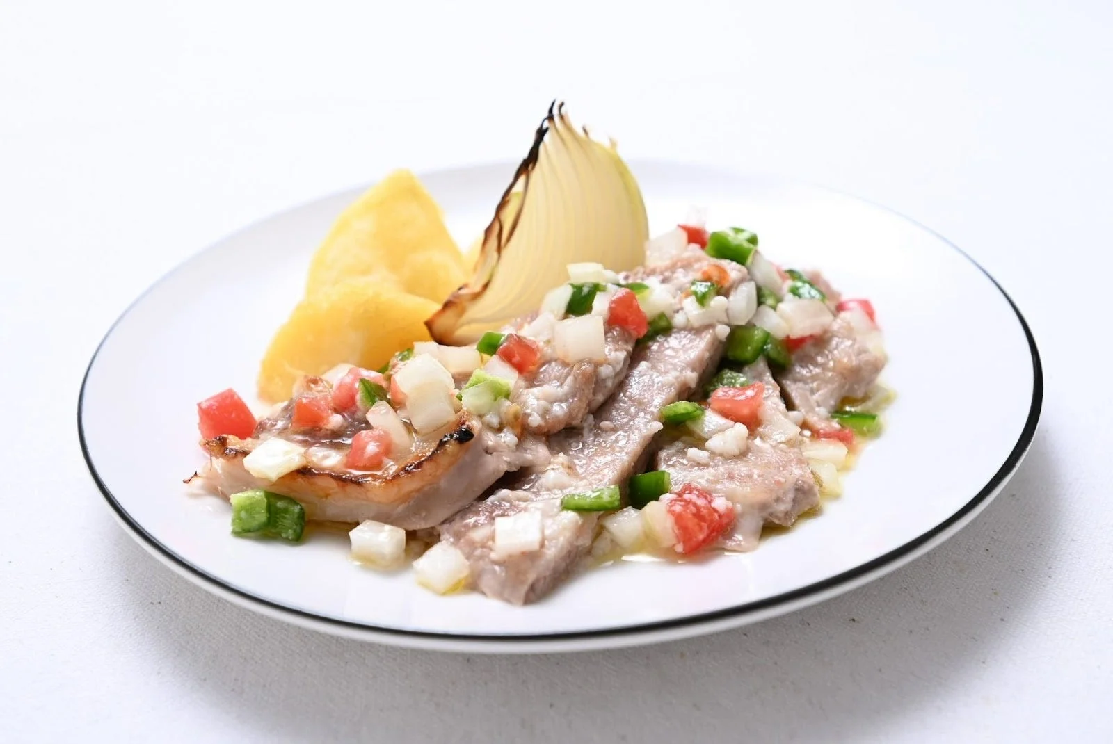 肉料理とサルサソース
