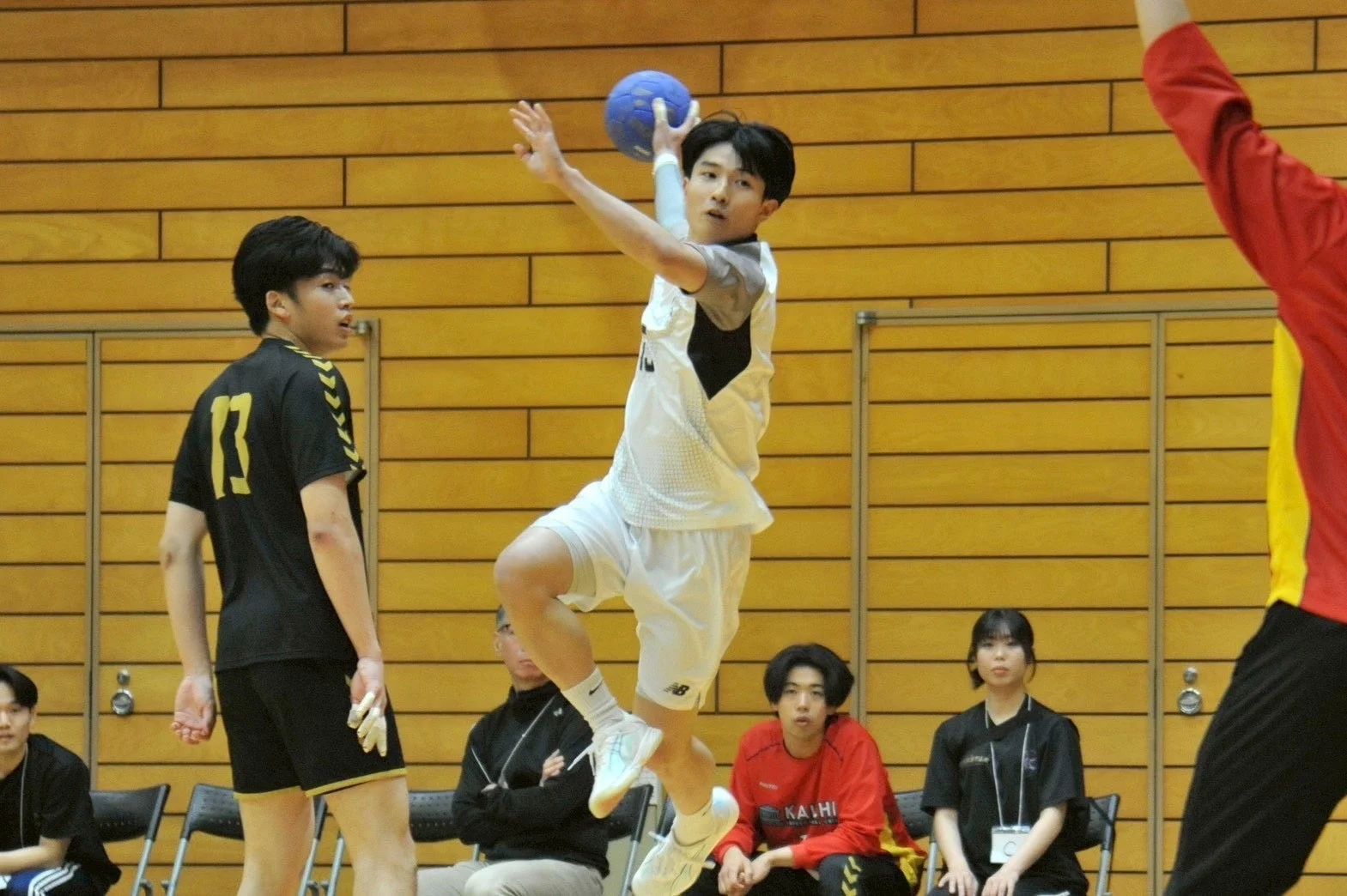 ジャンプする選手