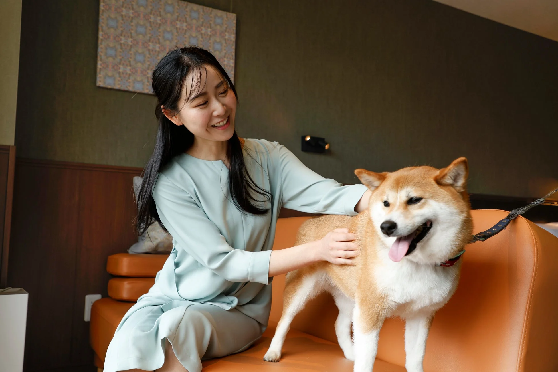 笑顔の女性と柴犬