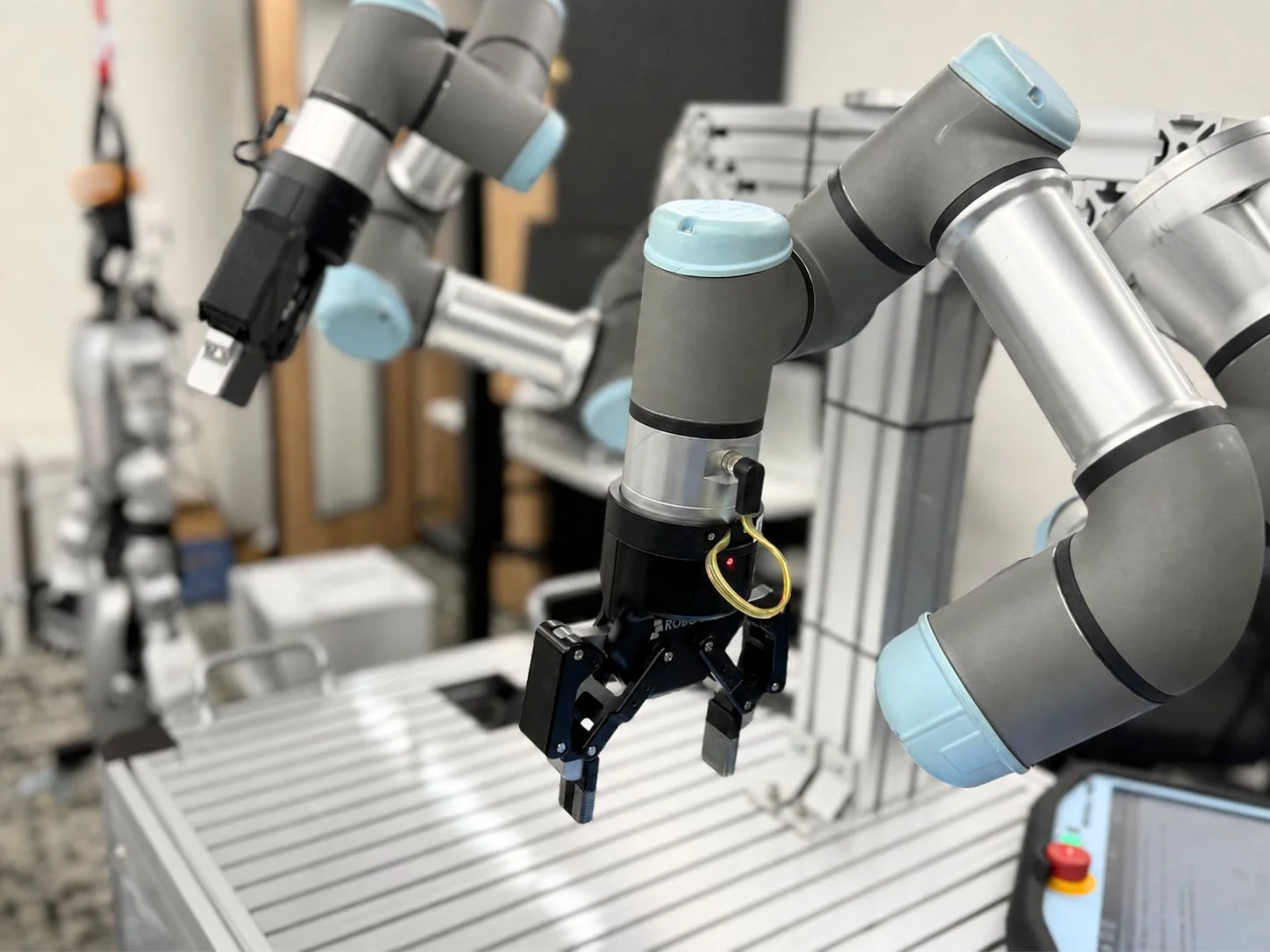 産業または研究環境に設置されたロボットアームのクローズアップ画像