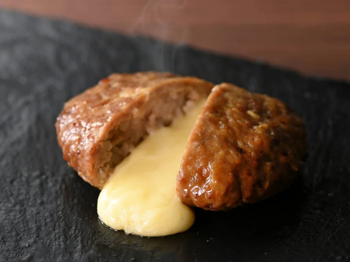 チーズが溢れ出すチーズインハンバーグ