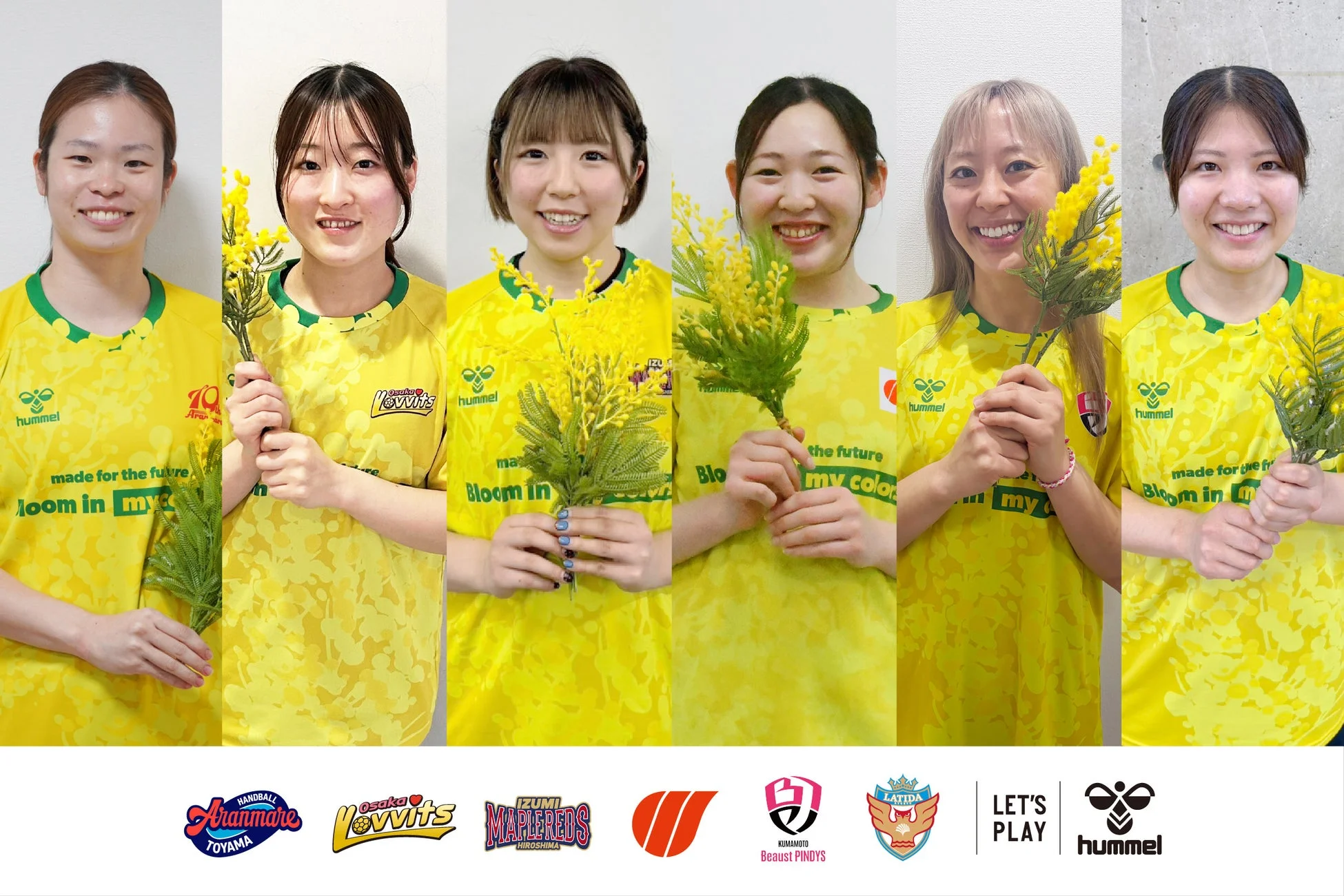 黄色のユニフォームを着た女性スポーツ選手がミモザの花束を持って笑顔で並ぶ