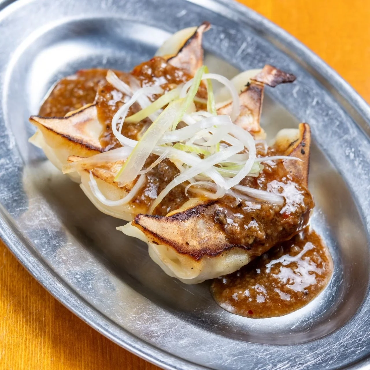ネギが乗った焼き餃子