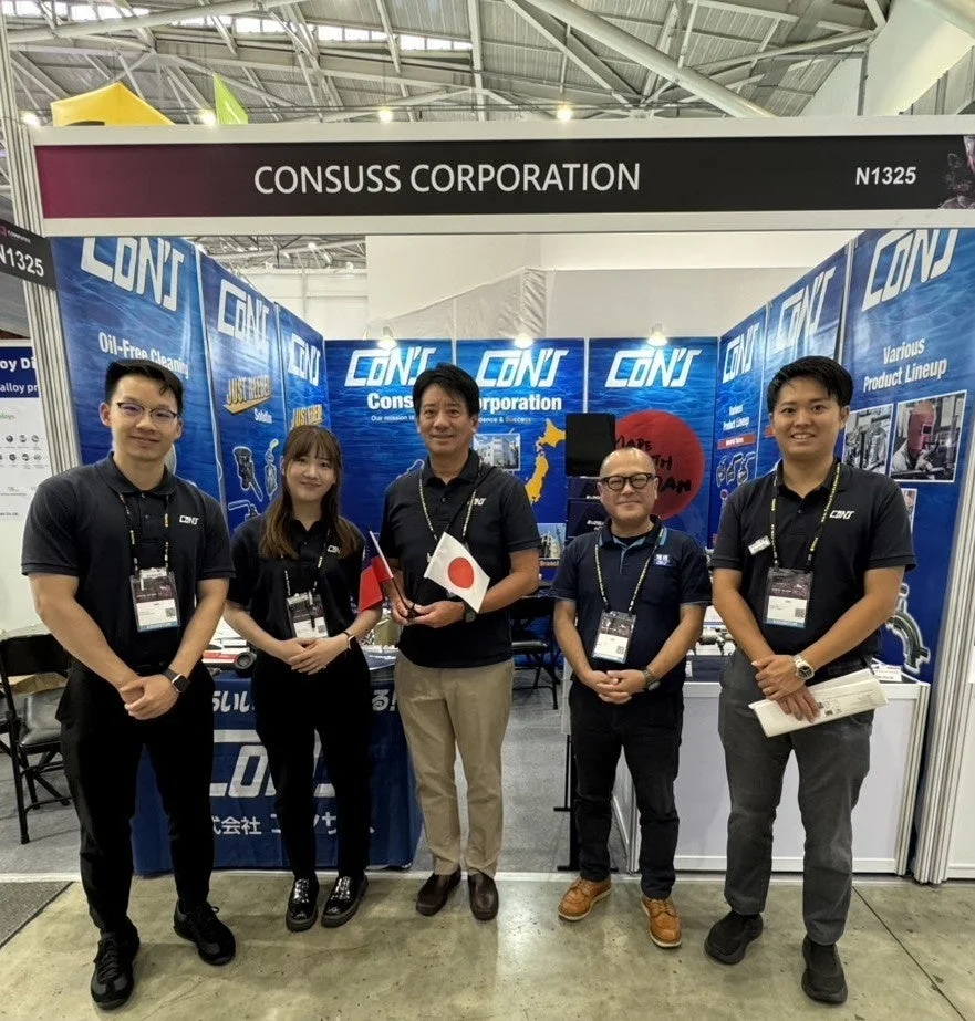 展示会での集合写真