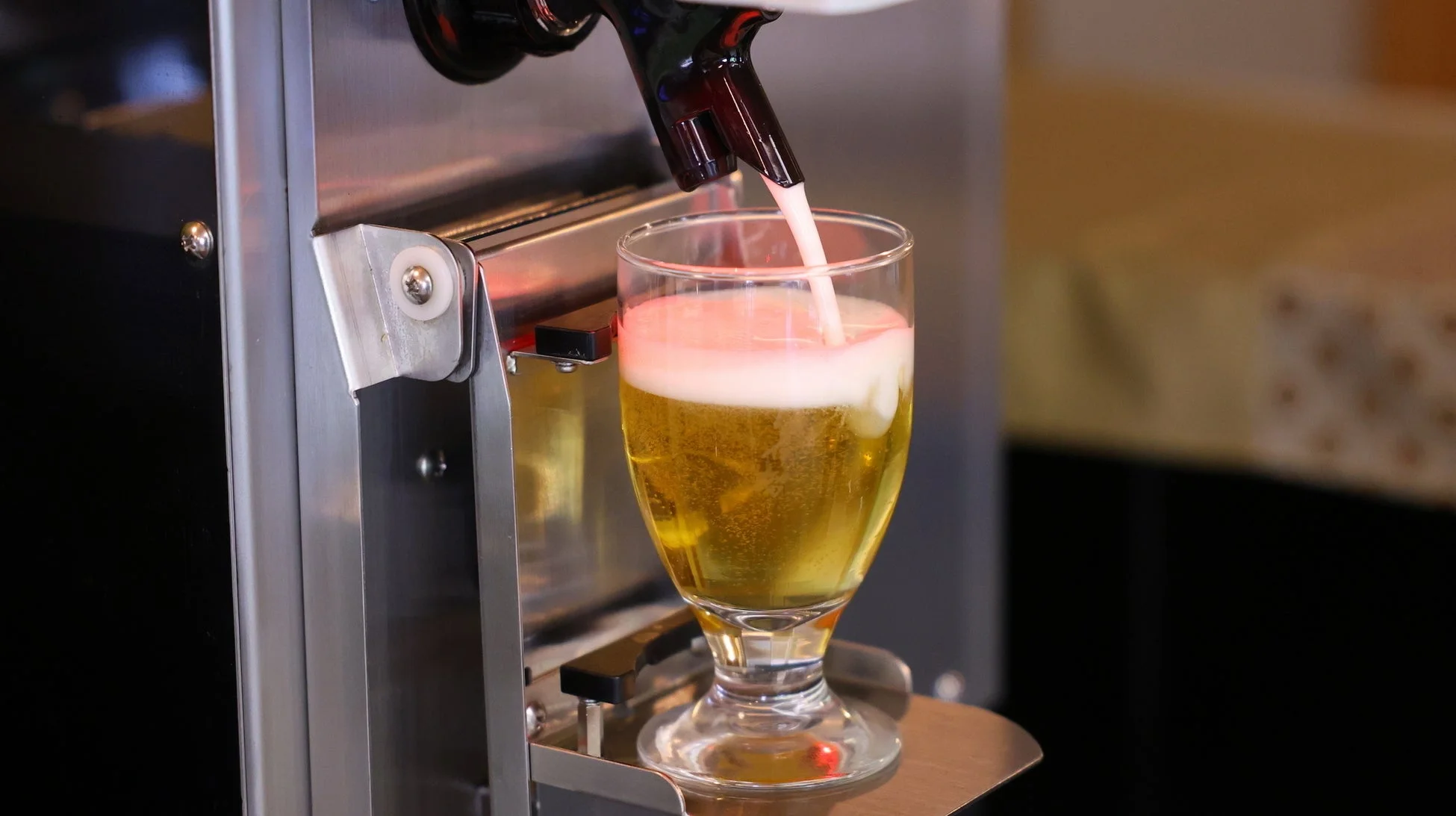 ビールが注がれる様子