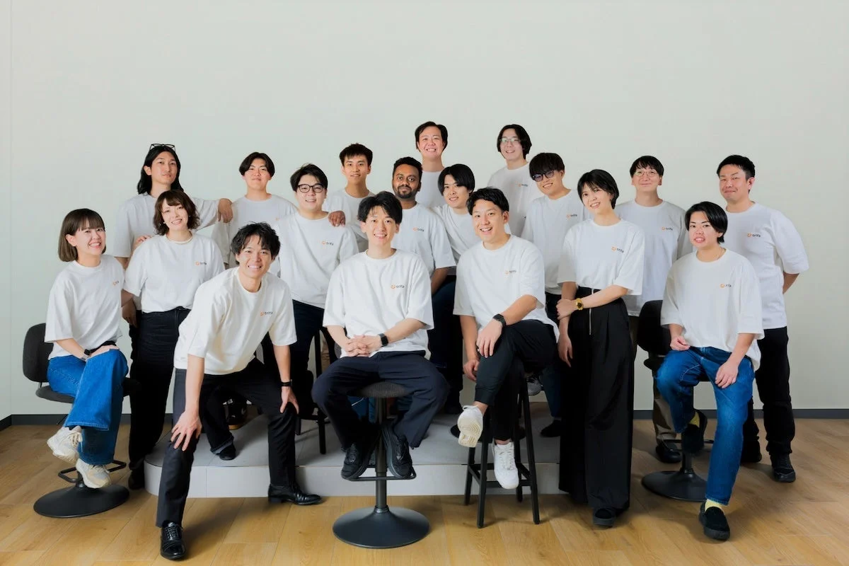 集合写真、チーム、若者、笑顔、カジュアル、スタッフ、白Tシャツ、企業、グループ写真