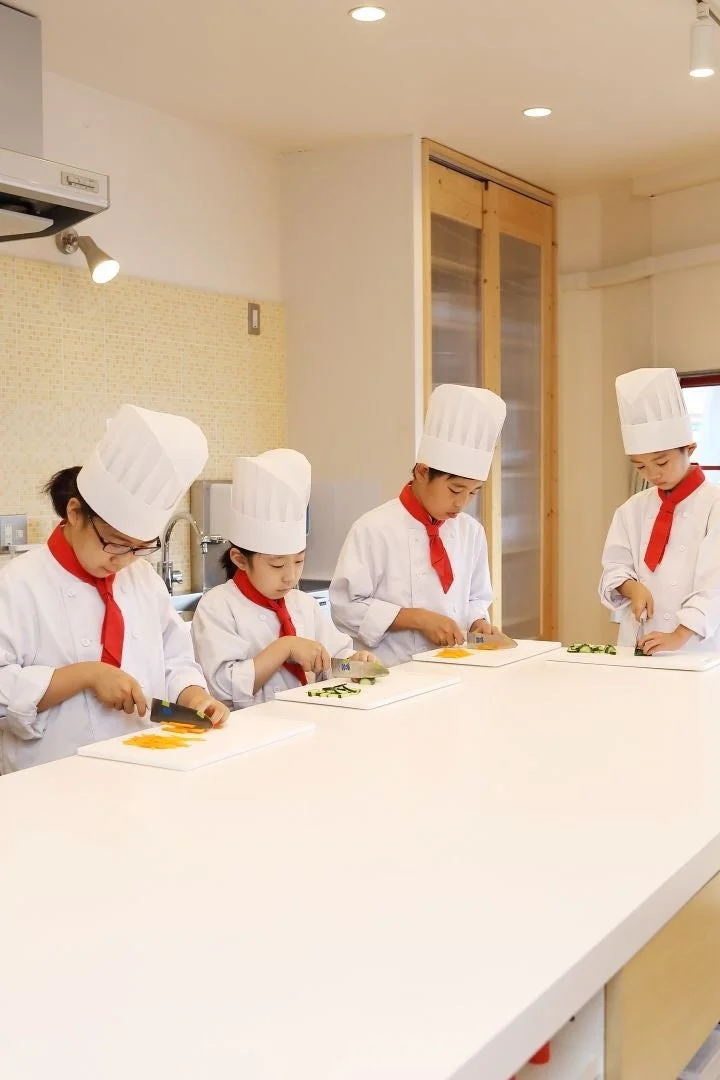 子供たちが野菜を切る様子