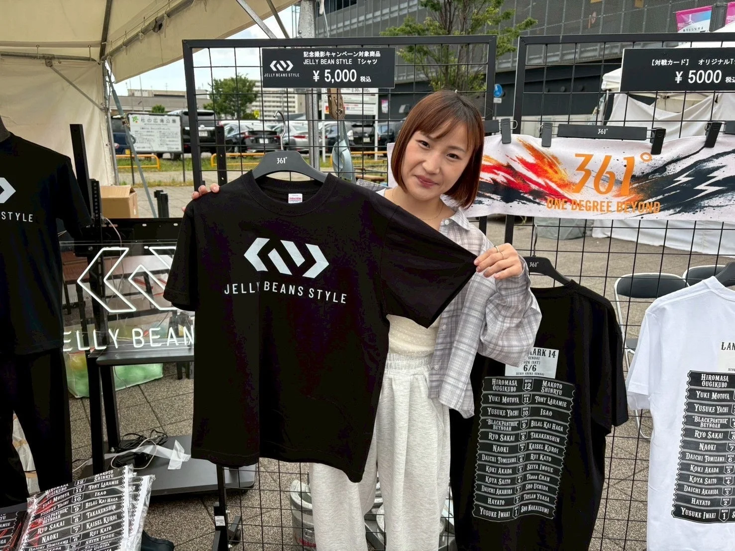 JELLY BEANS STYLE Tシャツをアピールする女性