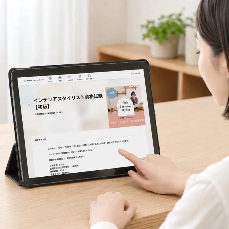 タブレットでオンライン学習をする女性