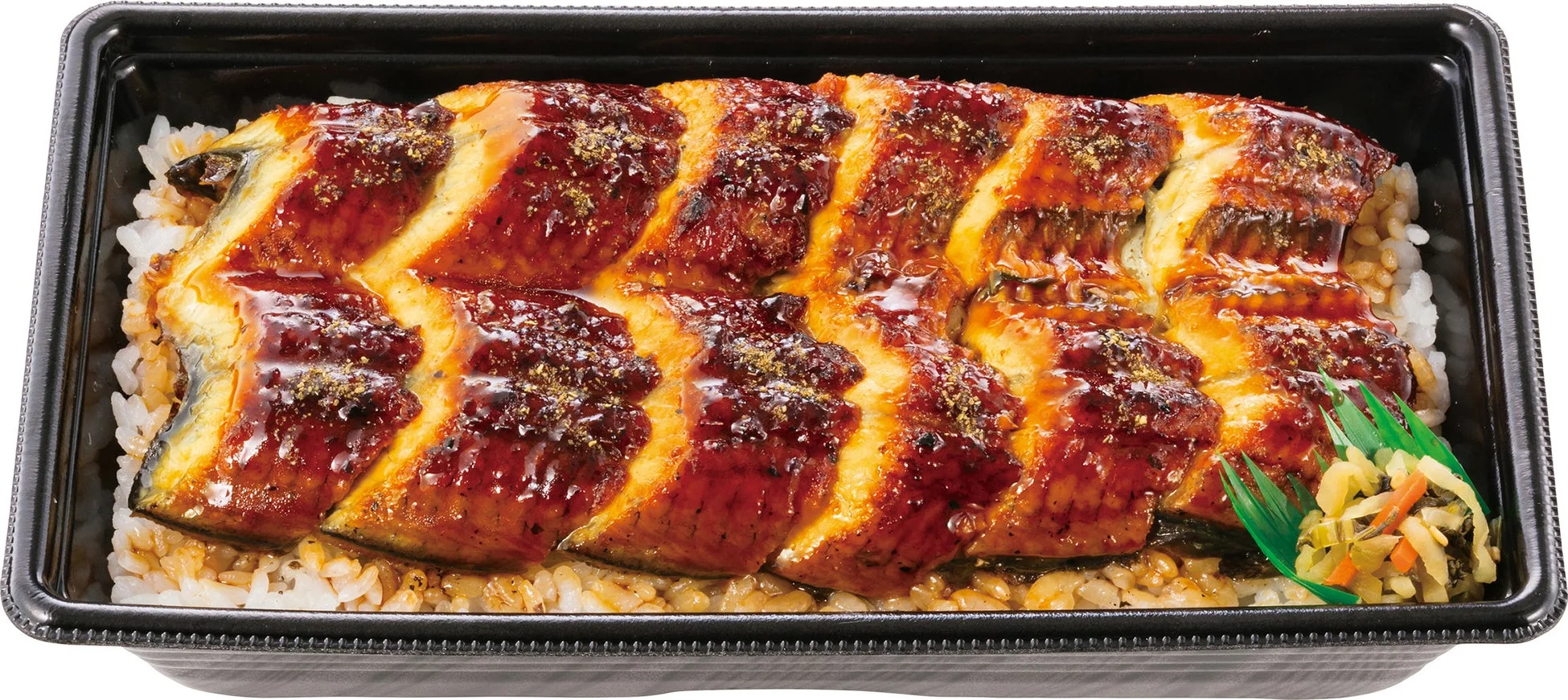 照り焼きのタレで仕上げられた美味しそうなうなぎの蒲焼きがご飯の上にたっぷり乗ったお弁当です。山椒がかけられ、彩り豊かな漬物も添えられています。