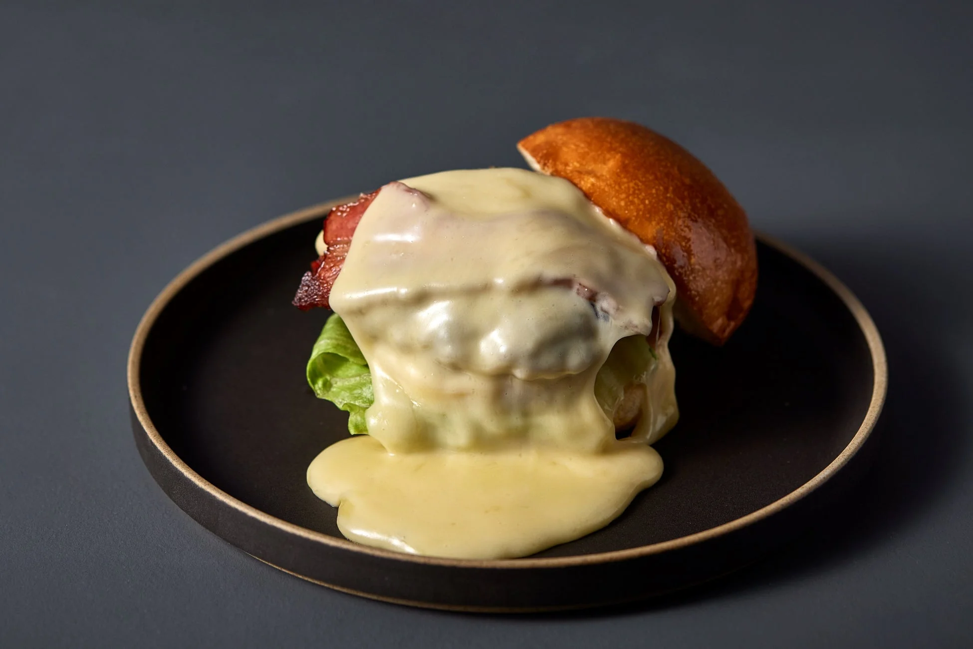 とろけるチーズソースがたっぷりかかったハンバーガー
