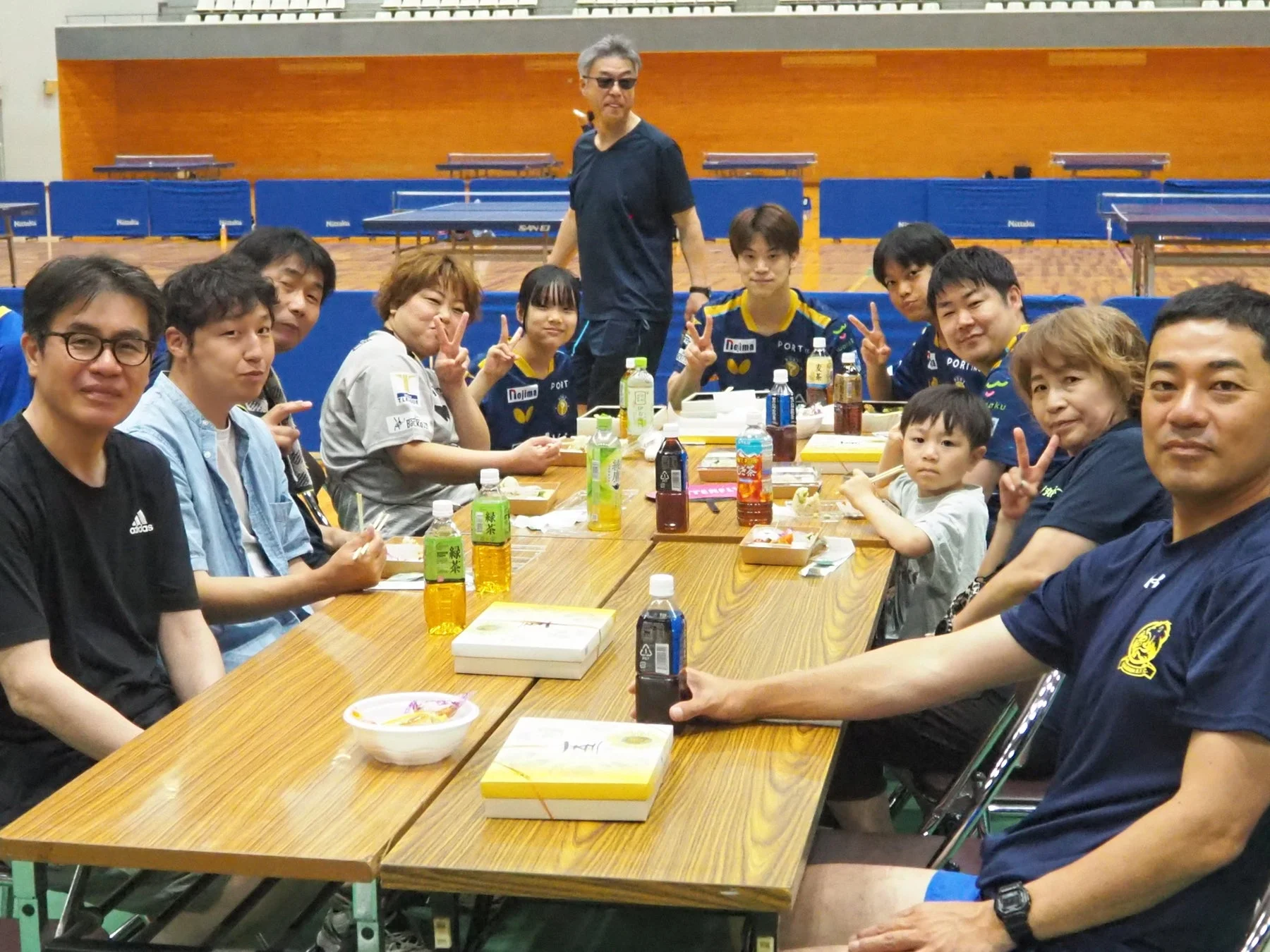 食事と交流の様子