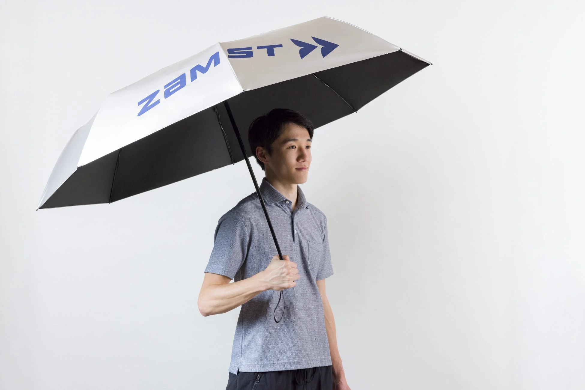 ZAMST WIDE SUNSHADERの傘を差す男性