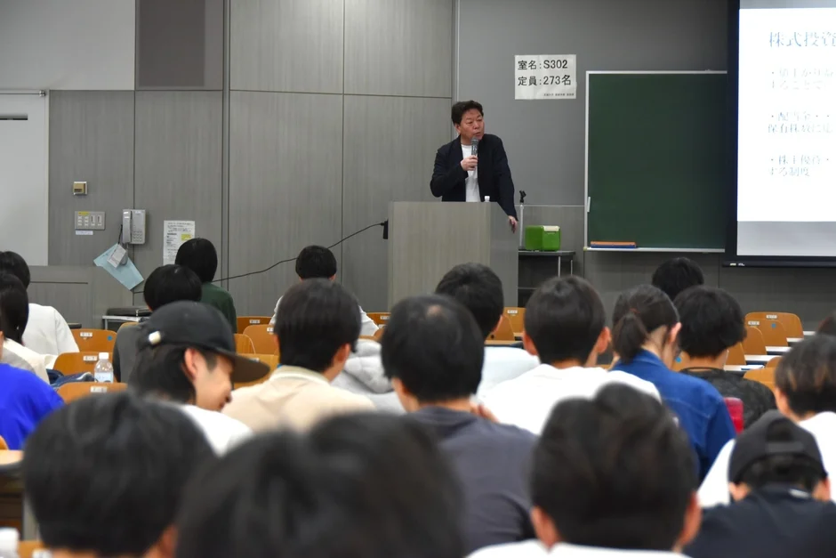 講義室のスクリーンに映し出された講義内容
