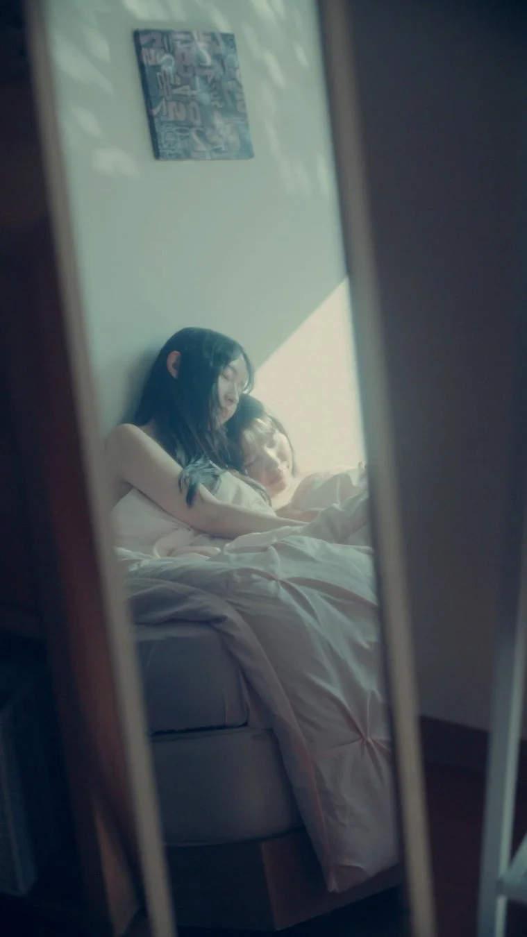 女性二人の抱擁