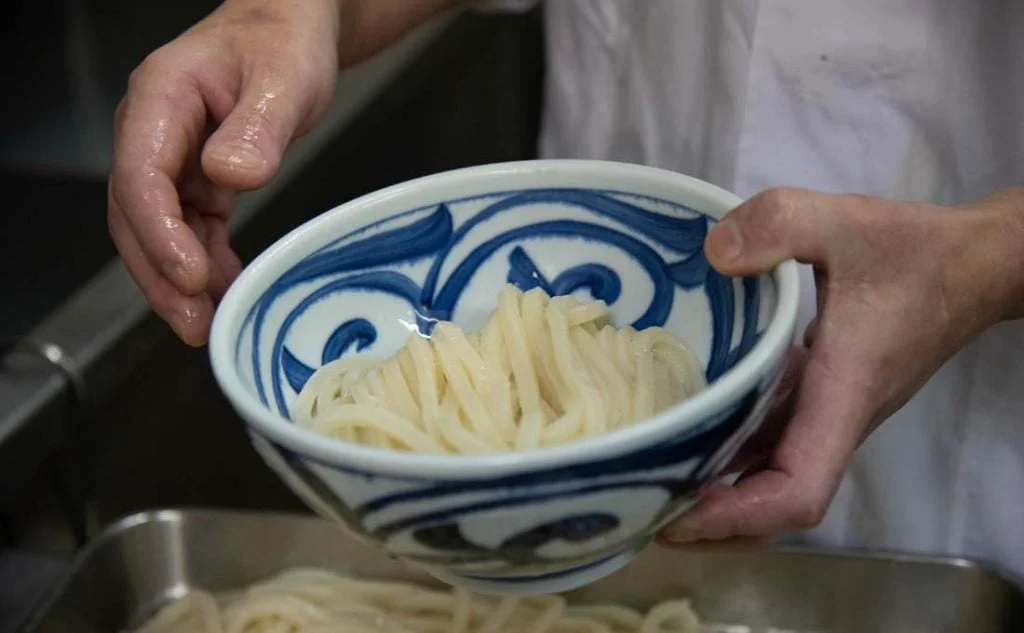 麺を打つ職人の手