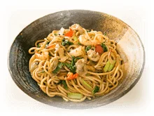 エビやキノコ、様々な野菜がたっぷり入った、醤油ベースの焼きそばのような麺料理が、深みのある和風の器に盛り付けられています。食欲をそそる一品です。