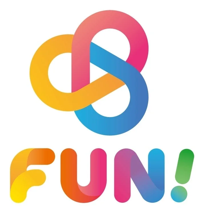 白背景に「FUN!」という文字と、その上にカラフルで絡み合った抽象的なループ状のシンボルが配置されたロゴデザインです。鮮やかなグラデーションが特徴的で、楽しさや活気を感じさせます。