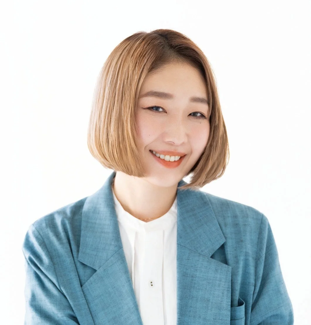 白シャツを着用したショートヘアの女性のポートレート