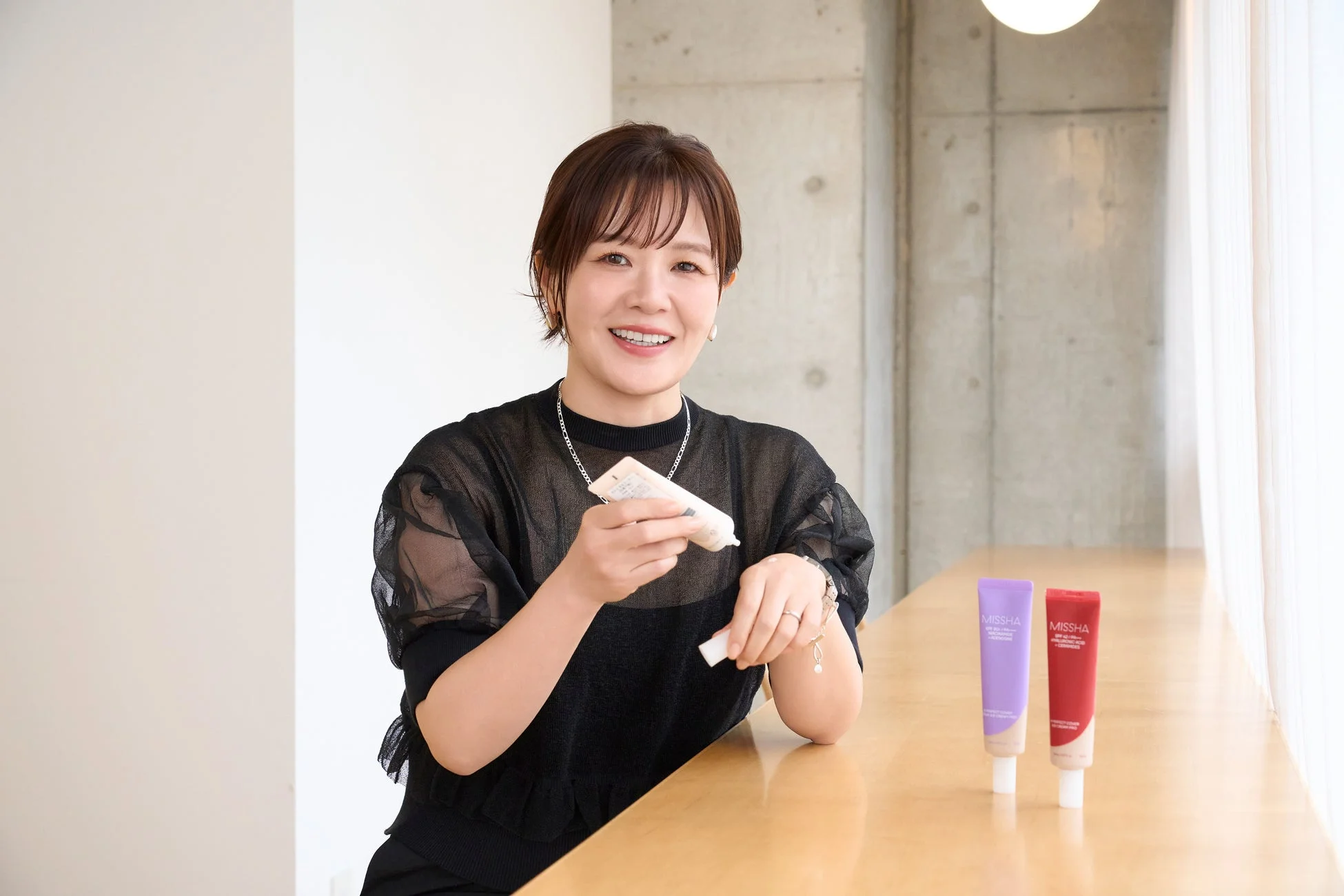 BBクリームを持つ女性