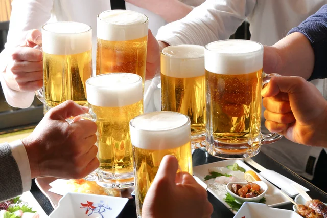 ビールジョッキで乾杯する人々
