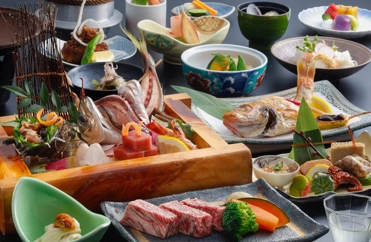 豪華な和食の会席料理