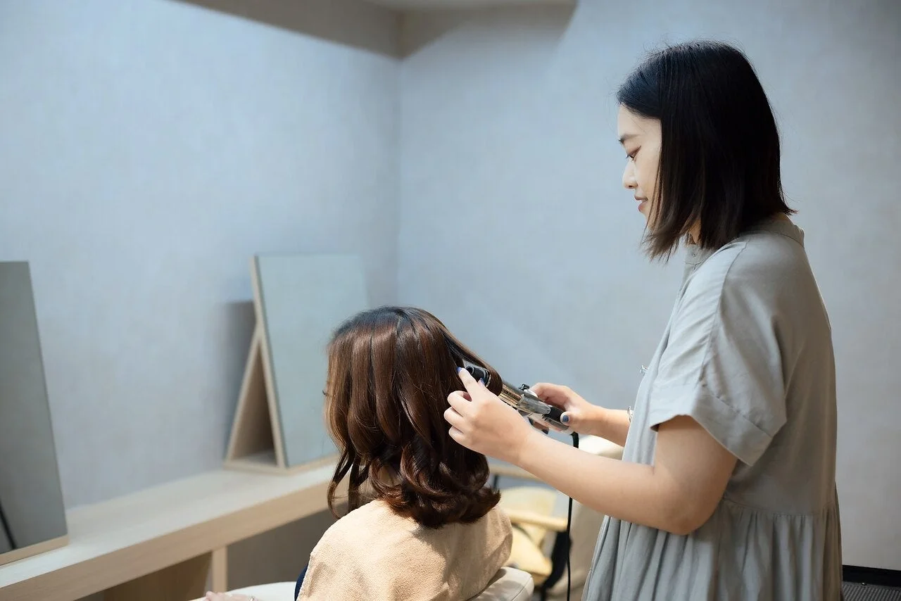 ヘアアレンジ中の女性