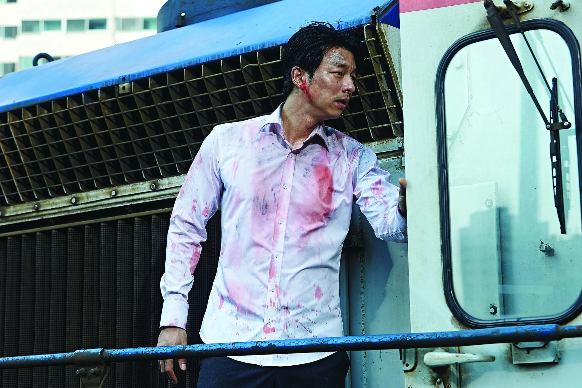 列車の上で警戒する男性