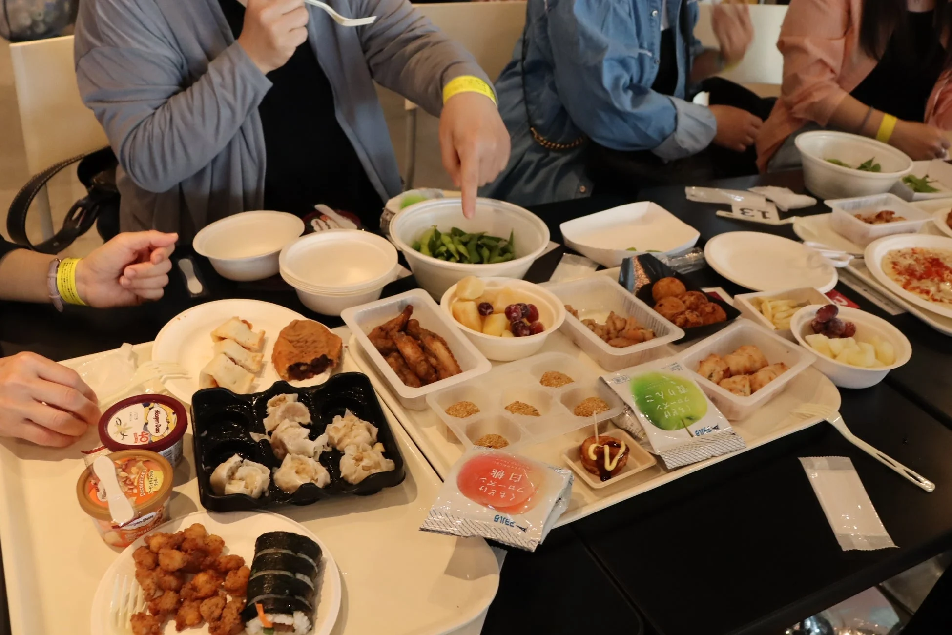 食事を楽しむ人々