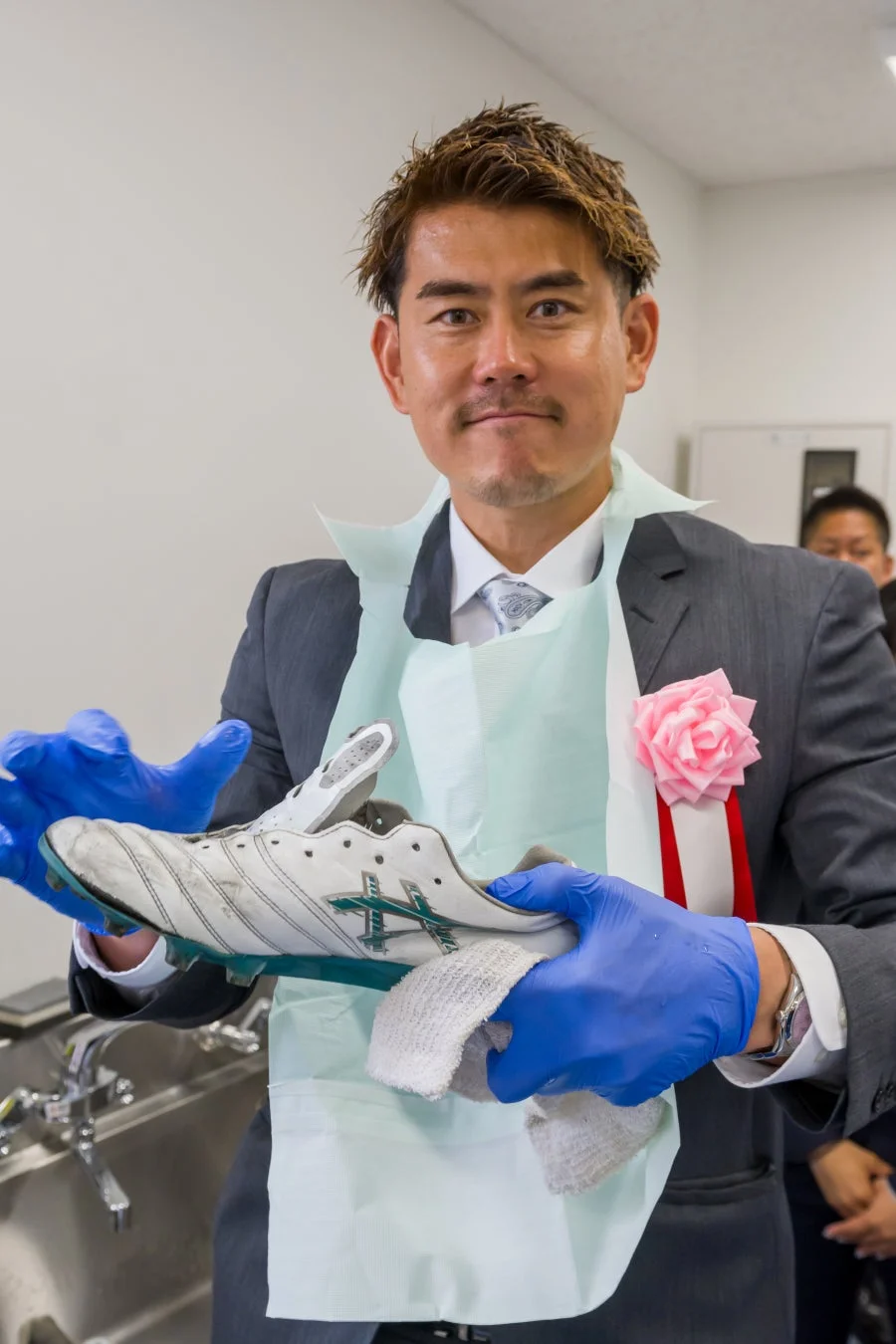 スパイク磨きを体験する男性