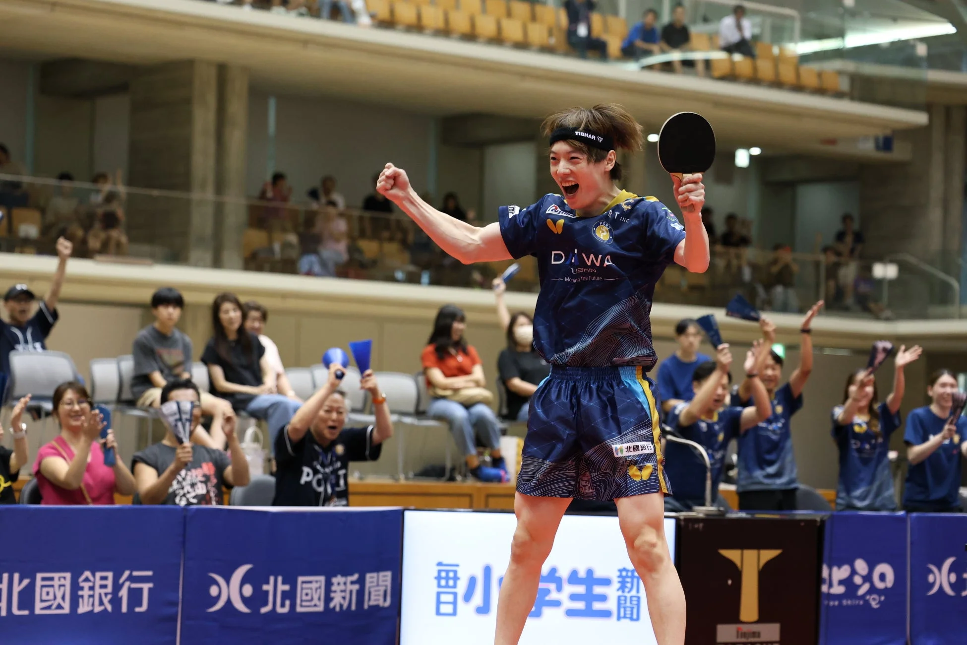 卓球の試合でガッツポーズをする選手