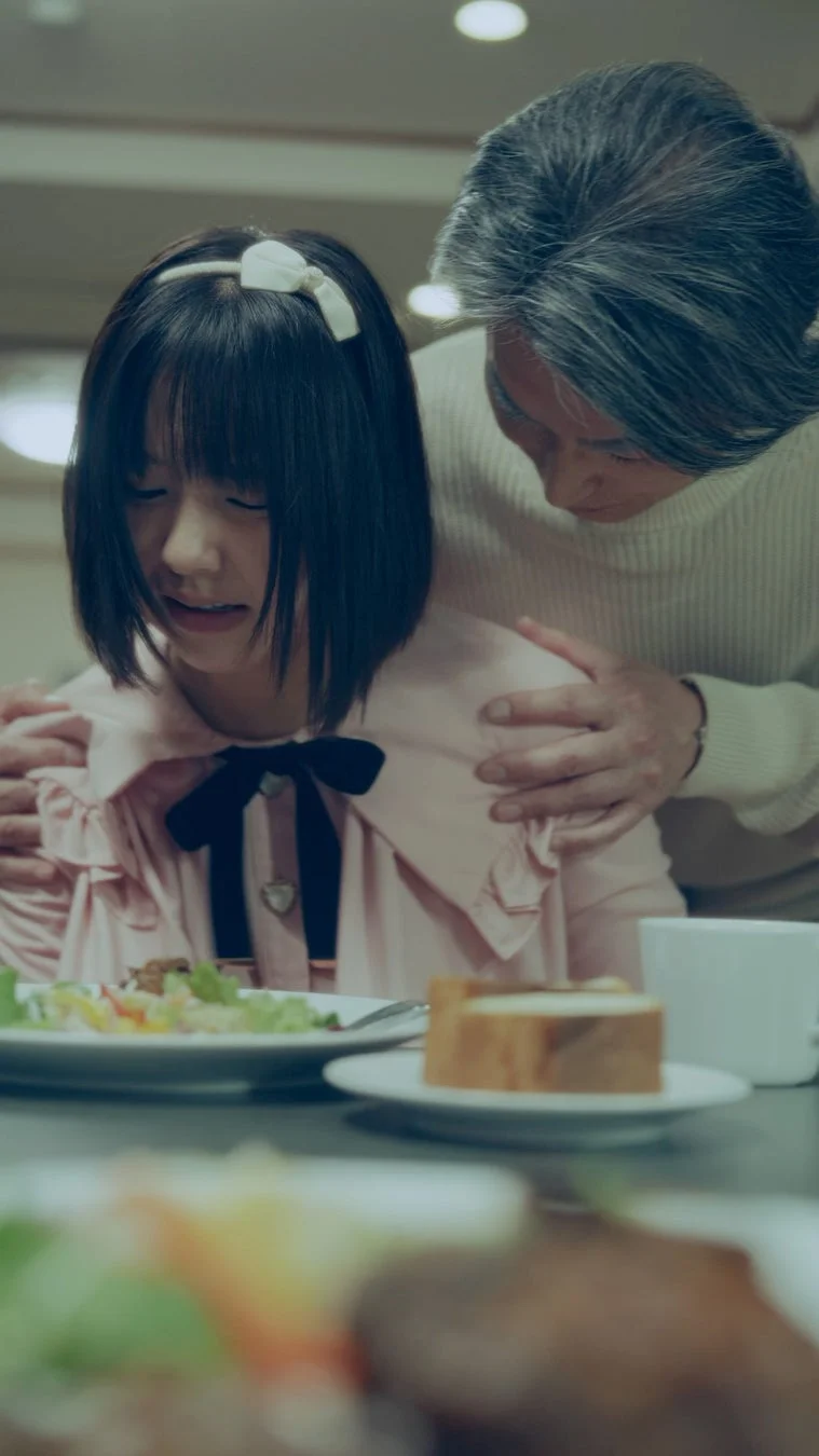 少女を慰める年配男性