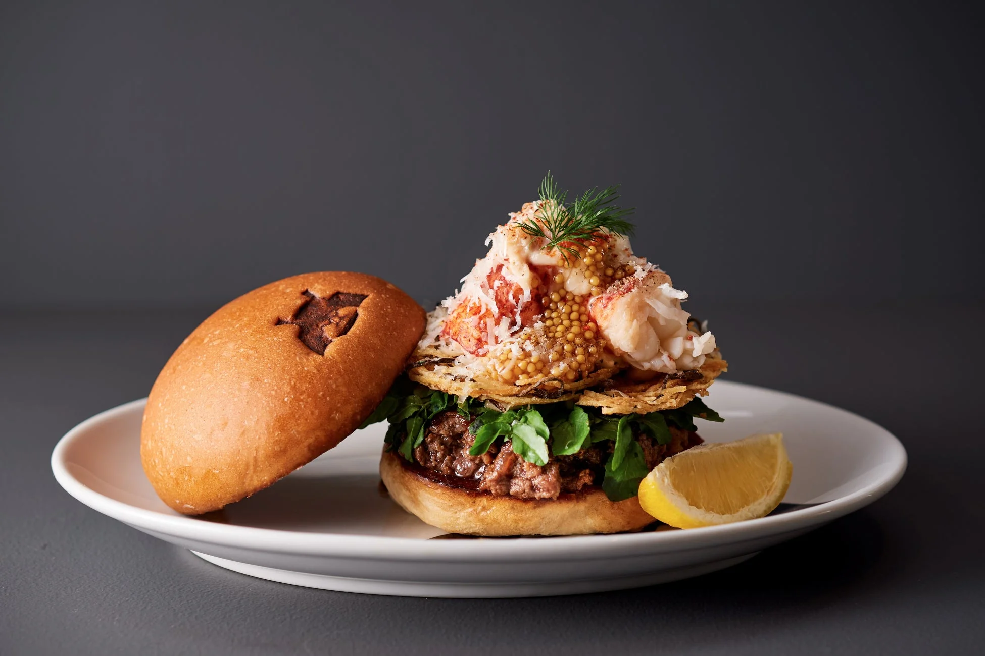 ロブスターと肉のパティを挟んだ豪華なハンバーガー