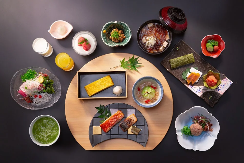 美しく盛り付けられた豪華な和食の御膳