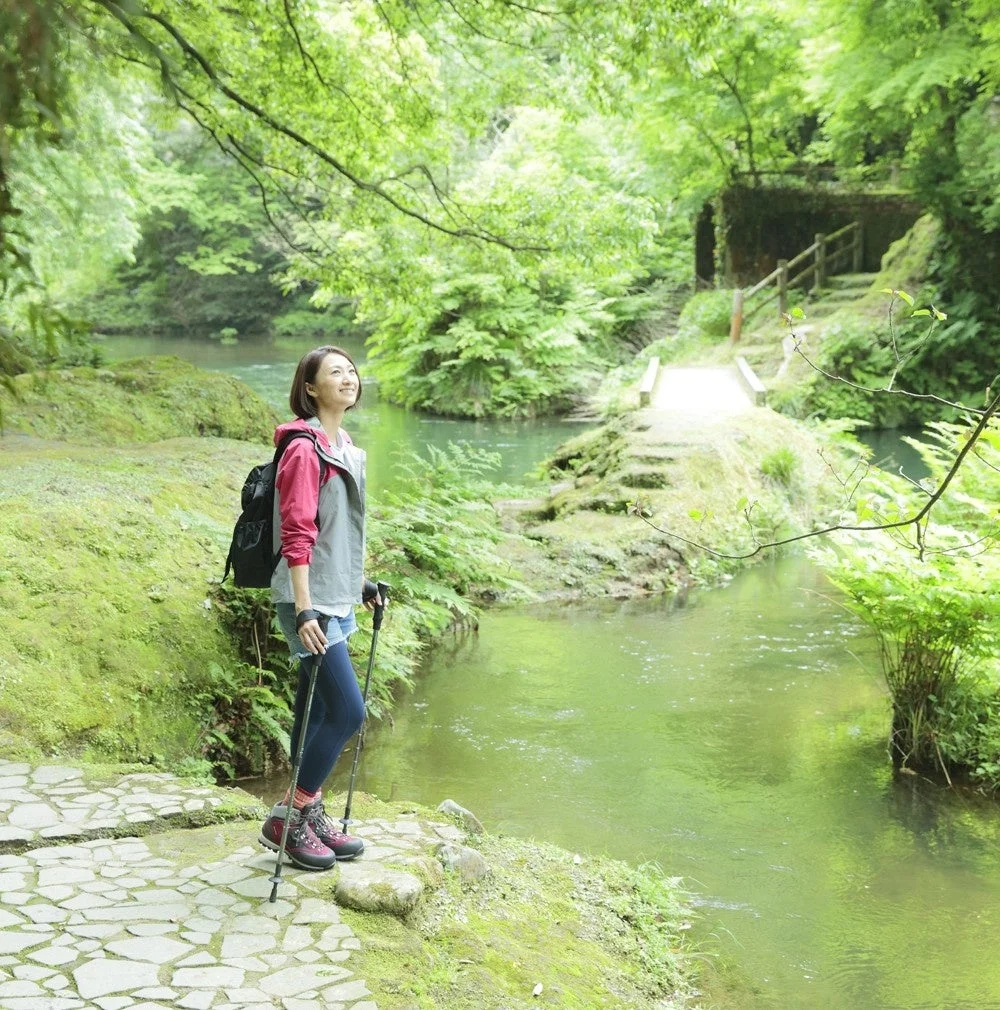 ハイキングする女性