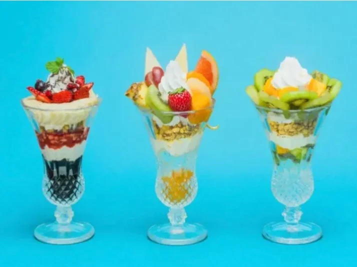 様々なフルーツを使用したパフェ